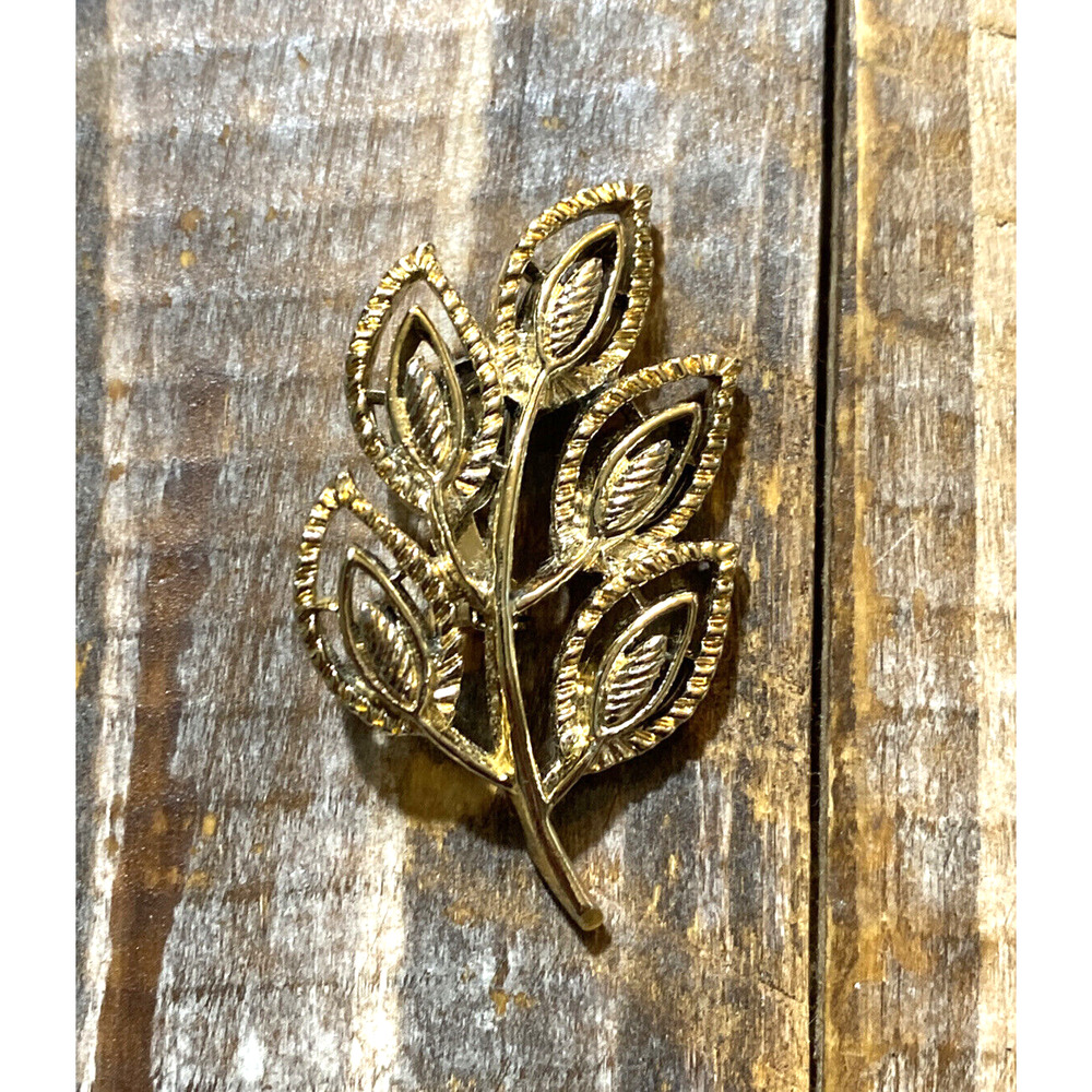 Vintage Gerry’s Gold Tone Leaf Brooch Pin Signed 2”